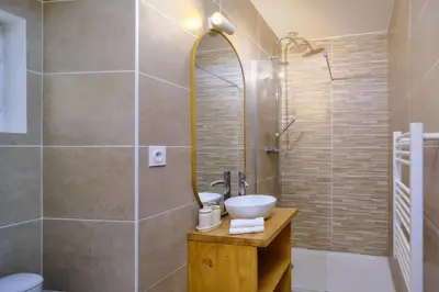 Salle de bains dans l'établissement Le Marty, T2 inoubliable, confort et style