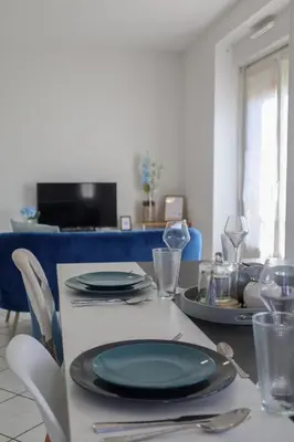 Télévision ou salle de divertissement dans l'établissement L'émeraude