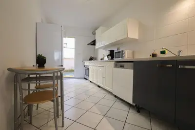 Cuisine ou kitchenette dans l'établissement L'émeraude