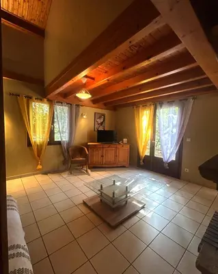 Télévision ou salle de divertissement dans l'établissement Gîtes de Charme en Isère