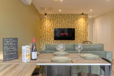Télévision ou salle de divertissement dans l'établissement L 'Elegant - travelhome - 50m de la gare