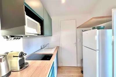 Cuisine ou kitchenette dans l'établissement Studio rénové et fonctionnel
