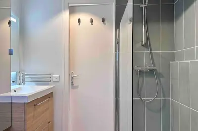 Salle de bains dans l'établissement Studio rénové et fonctionnel