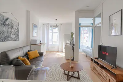 Télévision ou salle de divertissement dans l'établissement Charmant et Cosy idéal déplacement pro