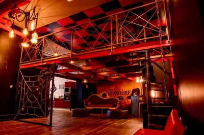 Coin salon dans l'établissement Love Room SPA JACUZZI SAUNA et DONJON - Tanière Dé-Plaisirs