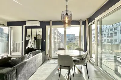 Coin salon dans l'établissement Superbe Appartement climatisé