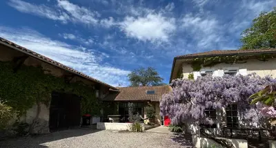 Jardin de l'établissement Le vermeil - demeure de charme avec spa - Borne de recharge électrique