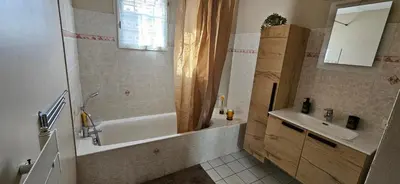 Salle de bains dans l'établissement Appartement entier Lyon-Villeurbanne au 1er d'une discrète maison