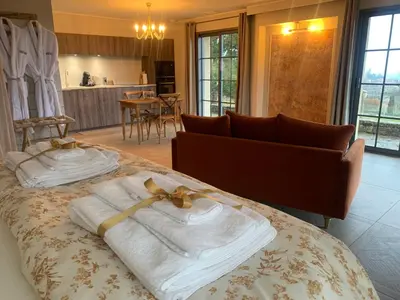Un ou plusieurs lits dans un hébergement de l'établissement L'instant Beaujolais 2 ou 4 personnes Logis cosy balnéo vue jardin