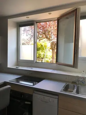 Cuisine ou kitchenette dans l'établissement Studio entièrement équipé au coeur du centre ville