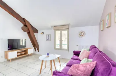 Télévision ou salle de divertissement dans l'établissement Le charmant - T3 - Montluel