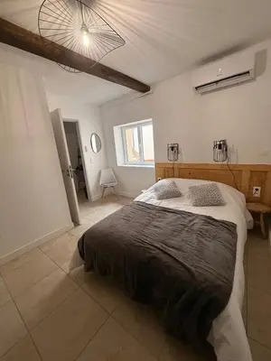 Un ou plusieurs lits dans un hébergement de l'établissement Fleurie Appartement T2