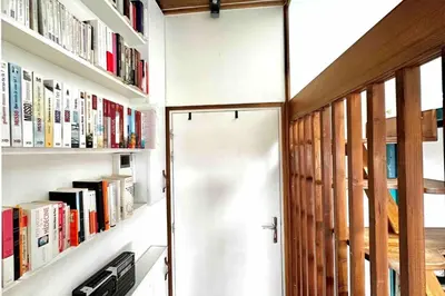 Bibliothèque dans l'appartement