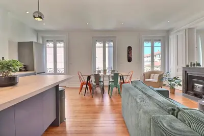 Coin salon dans l'établissement Escape and Charm in La Croix-Rousse Stunning One-Bedroom Apartment for an