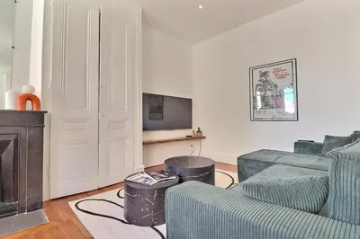 Télévision ou salle de divertissement dans l'établissement Escape and Charm in La Croix-Rousse Stunning One-Bedroom Apartment for an