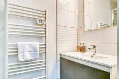 Salle de bains dans l'établissement Le Martini - Clim mobile - studio au Brotteaux Métro B