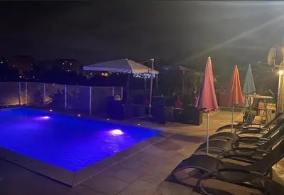 Piscine de l'établissement Belle Maison dans le Beaujolais ou située à proximité