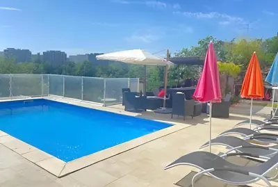 Piscine de l'établissement Belle Maison dans le Beaujolais ou située à proximité