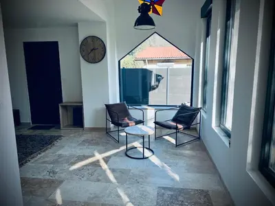 Télévision ou salle de divertissement dans l'établissement L Orangerie