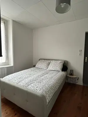 Un ou plusieurs lits dans un hébergement de l'établissement Chambre tout confort au coeur de Cessieu