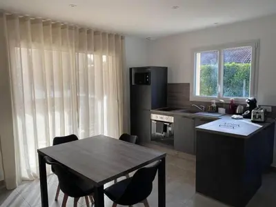 Cuisine ou kitchenette dans l'établissement Les Villas Gîtes de Vertrieu