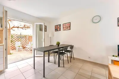 Télévision ou salle de divertissement dans l'établissement Le Mûrier - Maison de ville avec patio parking - 6 pers