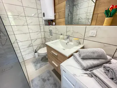 Salle de bains dans l'établissement T2 Sweet Horizon 3 - Groupama, LDLC, Euroexpo, Grand Large