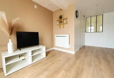 Télévision ou salle de divertissement dans l'établissement T2 Neuf indépendant-8min de Lyon - Parking privé -Terrasse