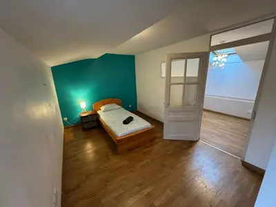 Un ou plusieurs lits dans un hébergement de l'établissement Spacious renovated villa Groupama Stadium LDLC