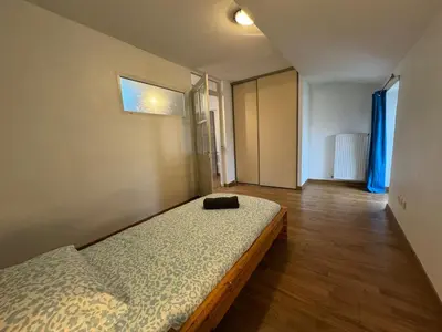 Un ou plusieurs lits dans un hébergement de l'établissement Spacious renovated villa Groupama Stadium LDLC