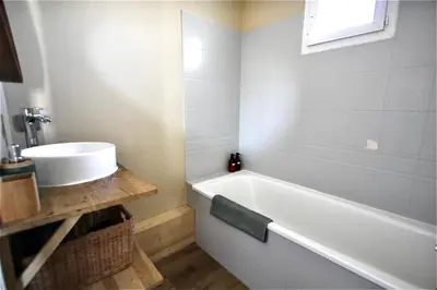 Salle de bains dans l'établissement Appartement chaleureux Parking privé