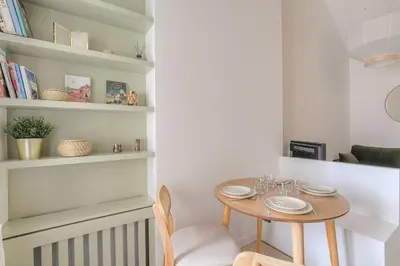 Bibliothèque dans l'appartement