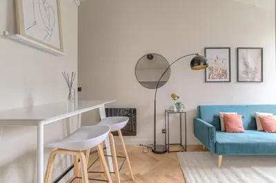 Coin salon dans l'établissement T2 rénové et confortable à Écully pour 2 personnes