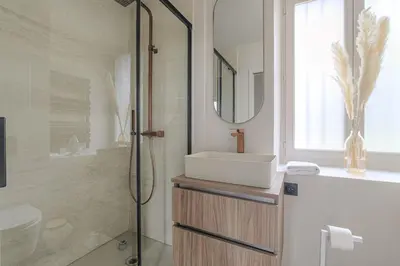 Salle de bains dans l'établissement T2 rénové et confortable à Écully pour 2 personnes