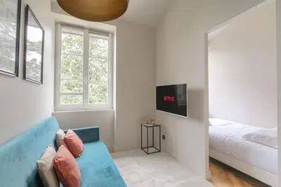 Télévision ou salle de divertissement dans l'établissement T2 rénové et confortable à Écully pour 2 personnes