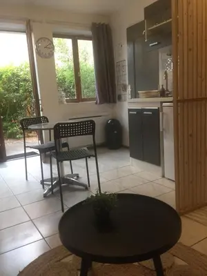 Cuisine ou kitchenette dans l'établissement LES GITES CHEROIS agréable RDC maison- 2 personnes