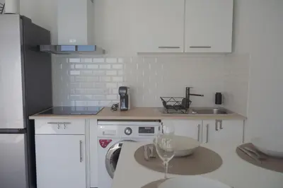 Cuisine ou kitchenette dans l'établissement cosy ,lumineux avec parking