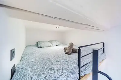 Un ou plusieurs lits dans un hébergement de l'établissement Studio cosy avec mezzanine, bien équipé, Caluire