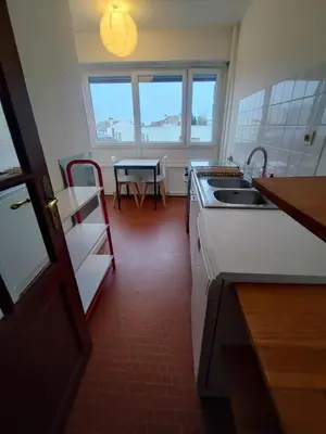 Cuisine ou kitchenette dans l'établissement Grand appartement lumineux et central