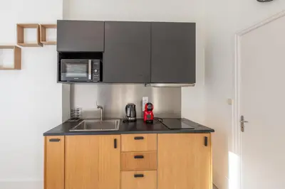Cuisine ou kitchenette dans l'établissement Escapade de Lyon, Relax & Balnéo Métro Charpennes