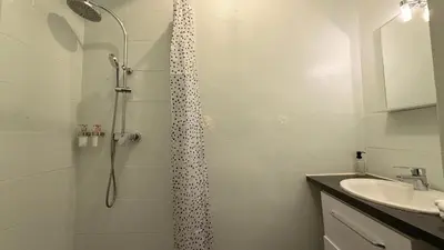 Salle de bains dans l'établissement IDÉAL Pro & Familles - Ambiance Nature - Cité des Affaires