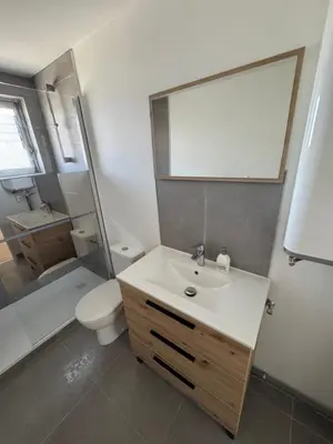 Salle de bains dans l'établissement T2 Rénové St-Priest centre avec Parking Privé