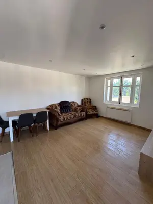 Coin salon dans l'établissement T2 Rénové St-Priest centre avec Parking Privé
