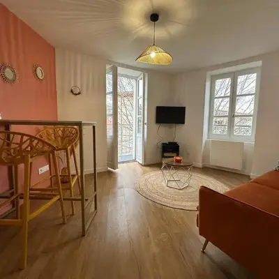 Charmant avec petit balcon au coeur du village