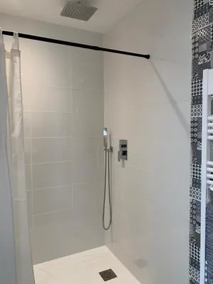 Salle de bains dans l'établissement Sur côte en Dombes