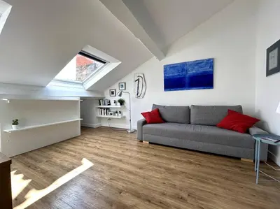 Coin salon dans l'établissement Quiet comfortable and bright studio in Garibaldi