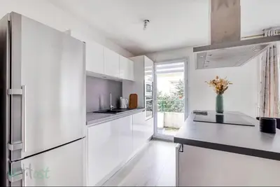 Cuisine ou kitchenette dans l'établissement Bedroom apartment with balcony and pool