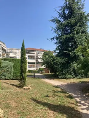 Jardin de l'établissement Bedroom apartment with balcony and pool