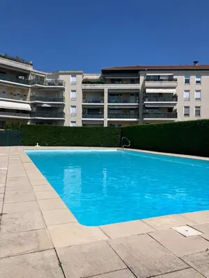 Piscine de l'établissement Bedroom apartment with balcony and pool ou située à proximité