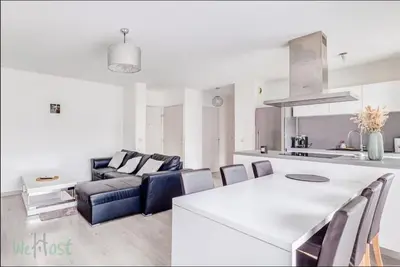 Cuisine ou kitchenette dans l'établissement Bedroom apartment with balcony and pool